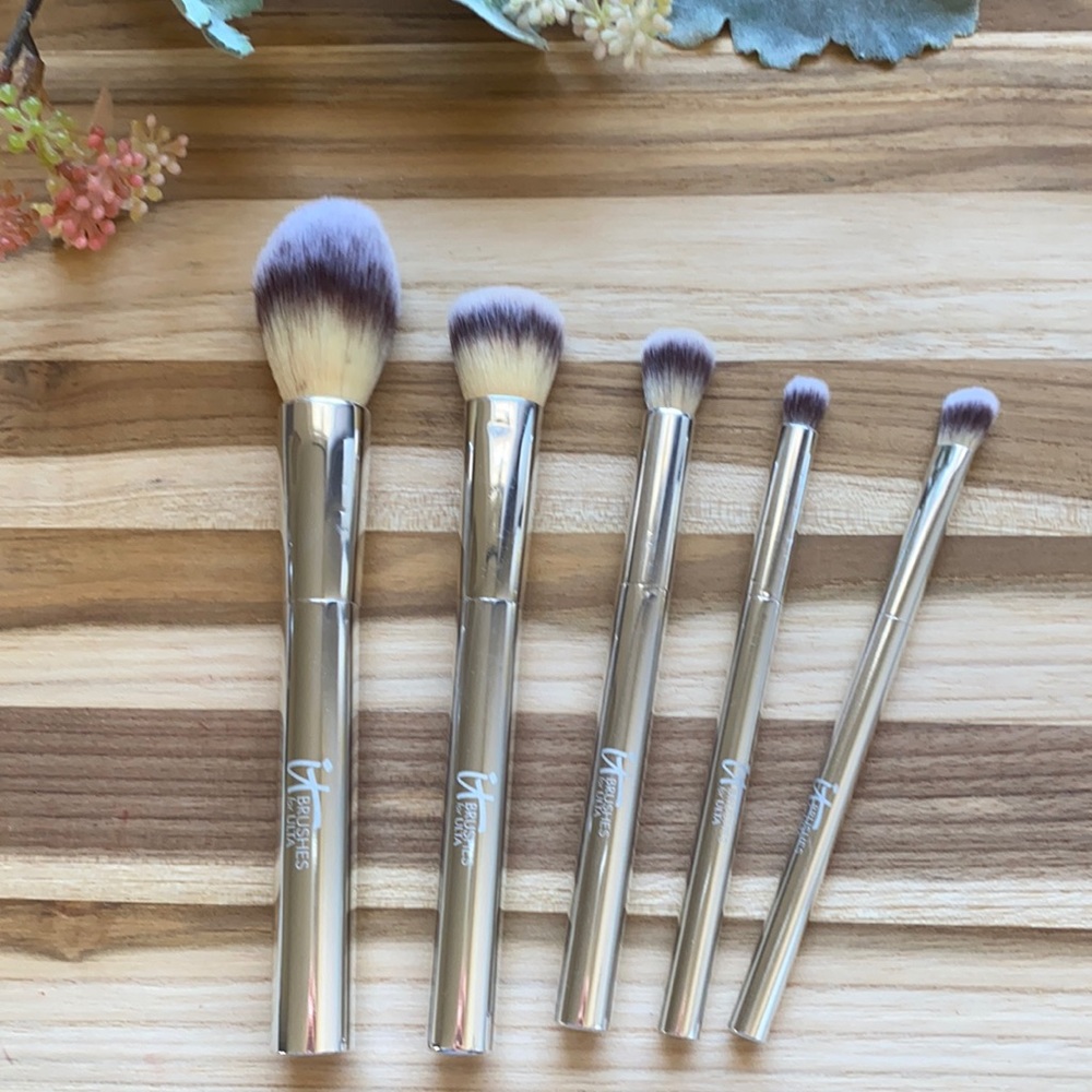 It cosmetics 5 piece Brush set